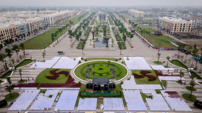 Cận cảnh "trận địa" pháo hoa chuẩn bị khai hỏa ở Sầm Sơn- Ảnh 3. Cận cảnh "trận địa" pháo hoa chuẩn bị khai hỏa ở Sầm Sơn- Ảnh 3.