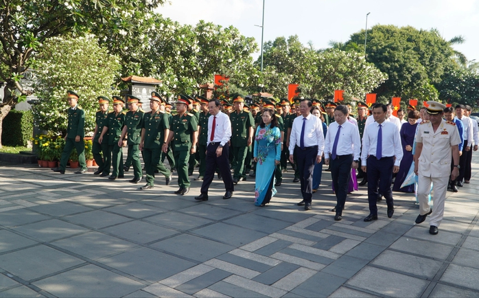 Lãnh đạo TP HCM tưởng niệm anh hùng liệt sĩ, các thế hệ lãnh đạo và lão thành cách mạng- Ảnh 1. Lãnh đạo TP HCM tưởng niệm anh hùng liệt sĩ, các thế hệ lãnh đạo và lão thành cách mạng- Ảnh 1.