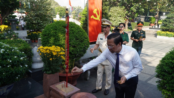 Lãnh đạo TP HCM tưởng niệm anh hùng liệt sĩ, các thế hệ lãnh đạo và lão thành cách mạng- Ảnh 4. Lãnh đạo TP HCM tưởng niệm anh hùng liệt sĩ, các thế hệ lãnh đạo và lão thành cách mạng- Ảnh 4.