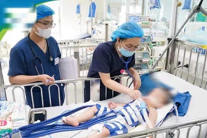 Bé trai nguy kịch vì ngã vào hồ cá koi- Ảnh 1. Bé trai nguy kịch vì ngã vào hồ cá koi- Ảnh 1.