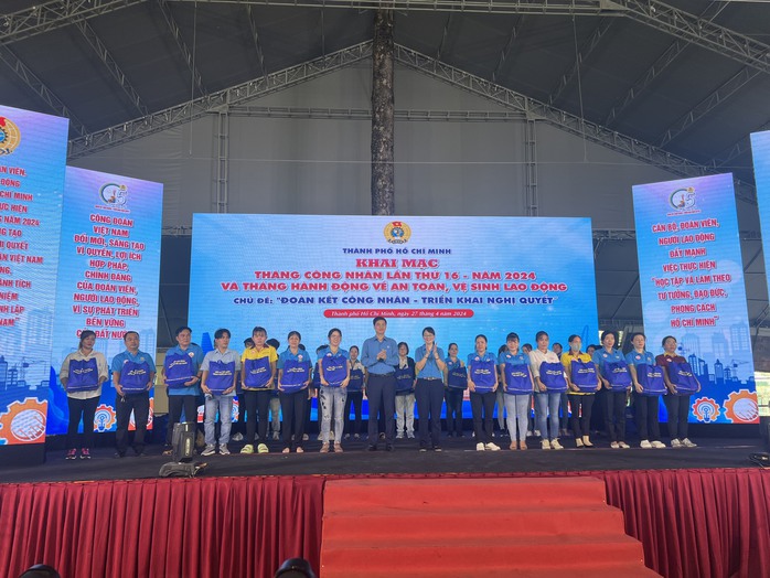 Khai mạc Tháng Công nhân 2024 tại TP HCM: Tôn vinh xứng đáng, chăm lo thiết thực cho người lao động- Ảnh 7. Khai mạc Tháng Công nhân 2024 tại TP HCM: Tôn vinh xứng đáng, chăm lo thiết thực cho người lao động- Ảnh 7.
