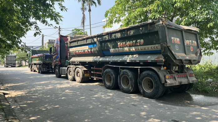 CSGT Thừa Thiên - Huế: "Không có ngoại lệ" trong việc xử lý xe chở quá tải - Ảnh 2. CSGT Thừa Thiên - Huế: "Không có ngoại lệ" trong việc xử lý xe chở quá tải - Ảnh 2.