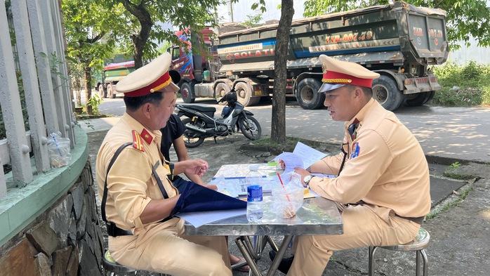 CSGT Thừa Thiên - Huế: "Không có ngoại lệ" trong việc xử lý xe chở quá tải - Ảnh 3. CSGT Thừa Thiên - Huế: "Không có ngoại lệ" trong việc xử lý xe chở quá tải - Ảnh 3.