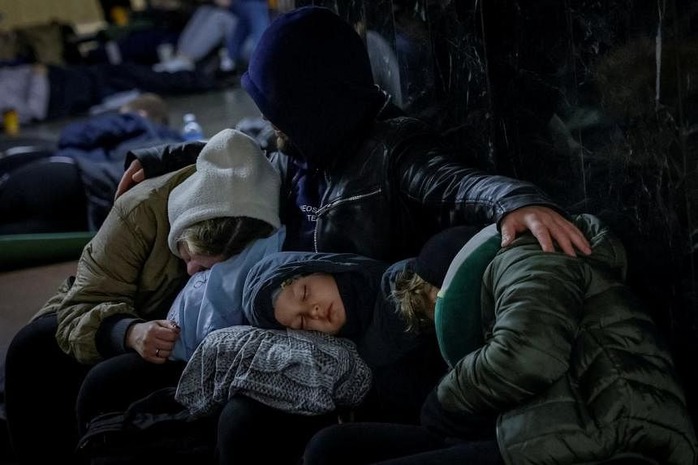 Hình ảnh được cho là một gia đình đang ngủ khi trú ẩn bên trong ga tàu điện ngầm ở Ukraine hôm 27-4. Ảnh: REUTERS Hình ảnh được cho là một gia đình đang ngủ khi trú ẩn bên trong ga tàu điện ngầm ở Ukraine hôm 27-4. Ảnh: REUTERS