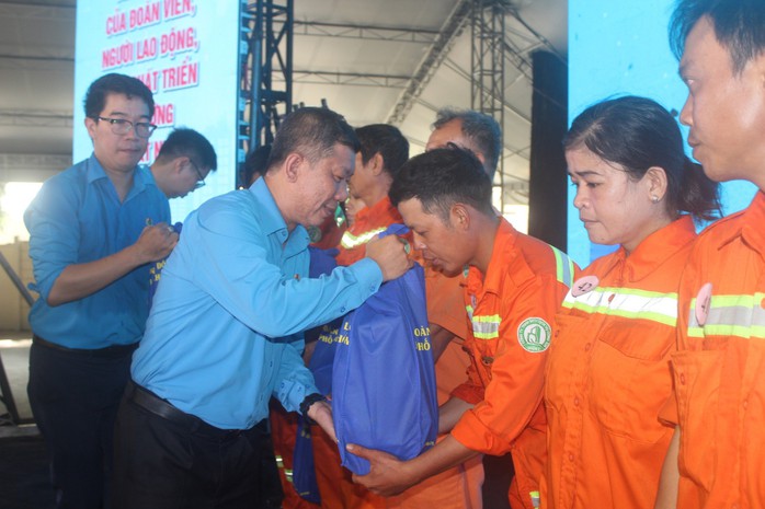 Khai mạc Tháng Công nhân 2024 tại TP HCM: Tôn vinh xứng đáng, chăm lo thiết thực cho người lao động- Ảnh 5. Khai mạc Tháng Công nhân 2024 tại TP HCM: Tôn vinh xứng đáng, chăm lo thiết thực cho người lao động- Ảnh 5.