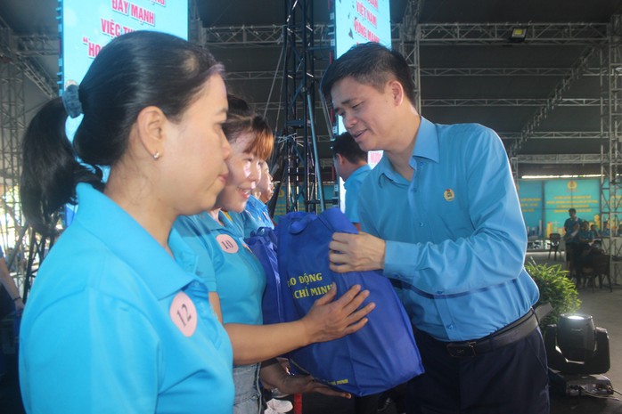 Khai mạc Tháng Công nhân 2024 tại TP HCM: Tôn vinh xứng đáng, chăm lo thiết thực cho người lao động- Ảnh 1. Khai mạc Tháng Công nhân 2024 tại TP HCM: Tôn vinh xứng đáng, chăm lo thiết thực cho người lao động- Ảnh 1.
