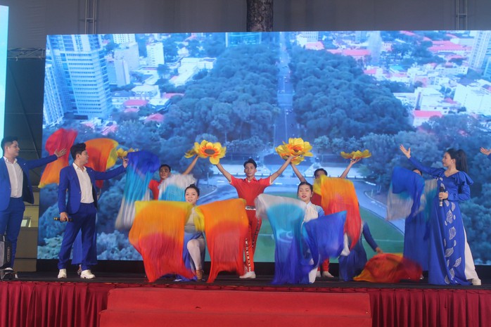 Khai mạc Tháng Công nhân 2024 tại TP HCM: Tôn vinh xứng đáng, chăm lo thiết thực cho người lao động- Ảnh 3. Khai mạc Tháng Công nhân 2024 tại TP HCM: Tôn vinh xứng đáng, chăm lo thiết thực cho người lao động- Ảnh 3.