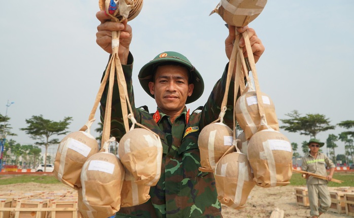 Cận cảnh "trận địa" pháo hoa chuẩn bị khai hỏa ở Sầm Sơn- Ảnh 8. Cận cảnh "trận địa" pháo hoa chuẩn bị khai hỏa ở Sầm Sơn- Ảnh 8.