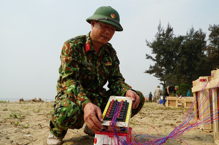 Cận cảnh "trận địa" pháo hoa chuẩn bị khai hỏa ở Sầm Sơn- Ảnh 14. Cận cảnh "trận địa" pháo hoa chuẩn bị khai hỏa ở Sầm Sơn- Ảnh 14.