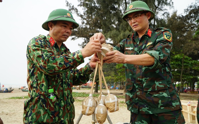 Cận cảnh "trận địa" pháo hoa chuẩn bị khai hỏa ở Sầm Sơn- Ảnh 9. Cận cảnh "trận địa" pháo hoa chuẩn bị khai hỏa ở Sầm Sơn- Ảnh 9.