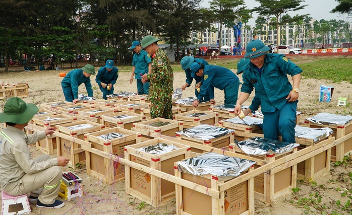Cận cảnh "trận địa" pháo hoa chuẩn bị khai hỏa ở Sầm Sơn- Ảnh 1. Cận cảnh "trận địa" pháo hoa chuẩn bị khai hỏa ở Sầm Sơn- Ảnh 1.