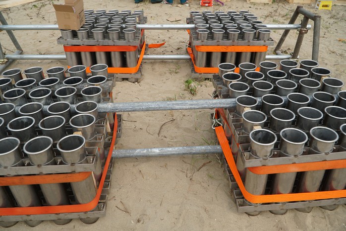 Cận cảnh "trận địa" pháo hoa chuẩn bị khai hỏa ở Sầm Sơn- Ảnh 6. Cận cảnh "trận địa" pháo hoa chuẩn bị khai hỏa ở Sầm Sơn- Ảnh 6.