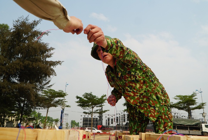 Cận cảnh "trận địa" pháo hoa chuẩn bị khai hỏa ở Sầm Sơn- Ảnh 13. Cận cảnh "trận địa" pháo hoa chuẩn bị khai hỏa ở Sầm Sơn- Ảnh 13.