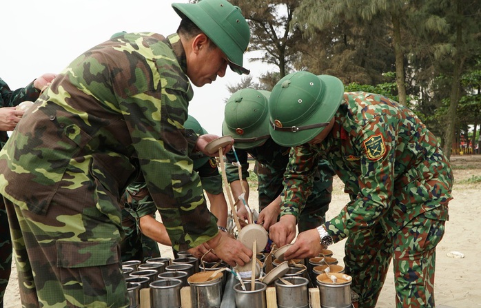 Cận cảnh "trận địa" pháo hoa chuẩn bị khai hỏa ở Sầm Sơn- Ảnh 11. Cận cảnh "trận địa" pháo hoa chuẩn bị khai hỏa ở Sầm Sơn- Ảnh 11.