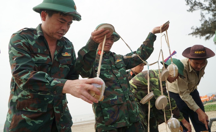 Cận cảnh "trận địa" pháo hoa chuẩn bị khai hỏa ở Sầm Sơn- Ảnh 5. Cận cảnh "trận địa" pháo hoa chuẩn bị khai hỏa ở Sầm Sơn- Ảnh 5.