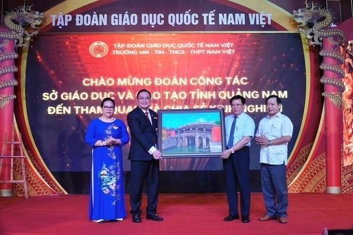 Lãnh đạo Sở GD-ĐT Quảng Nam dẫn hiệu trưởng, giáo viên đi học hỏi mô hình trường ngoài công lập- Ảnh 2. Lãnh đạo Sở GD-ĐT Quảng Nam dẫn hiệu trưởng, giáo viên đi học hỏi mô hình trường ngoài công lập- Ảnh 2.