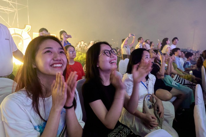 Hàng vạn du khách đổ về quảng trường biển lớn nhất Thanh Hóa- Ảnh 9. Hàng vạn du khách đổ về quảng trường biển lớn nhất Thanh Hóa- Ảnh 9.