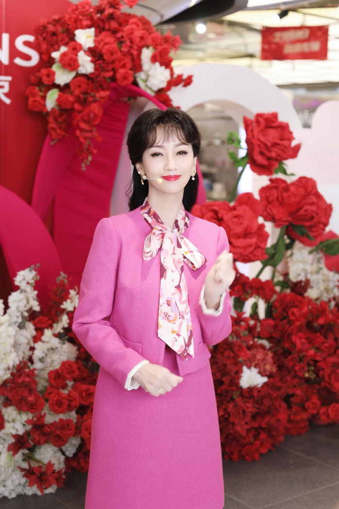 Loạt người đẹp trẻ trung kỳ lạ ở tuổi 60- Ảnh 5. Loạt người đẹp trẻ trung kỳ lạ ở tuổi 60- Ảnh 5.