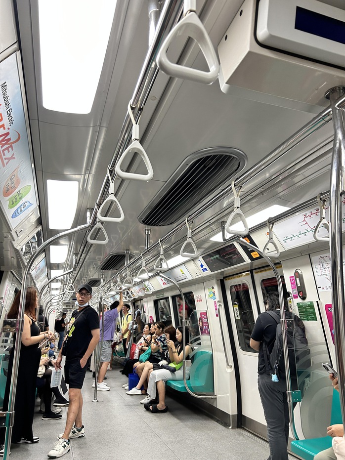 Người dân Singapore di chuyển với metro Người dân Singapore di chuyển với metro