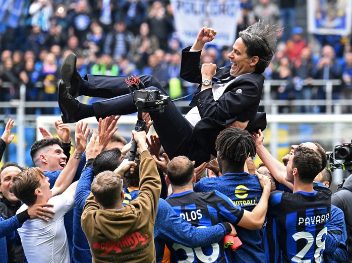 Iner mừng chức vô địch Serie A bằng chiến thắng trước Torino- Ảnh 4. Iner mừng chức vô địch Serie A bằng chiến thắng trước Torino- Ảnh 4.