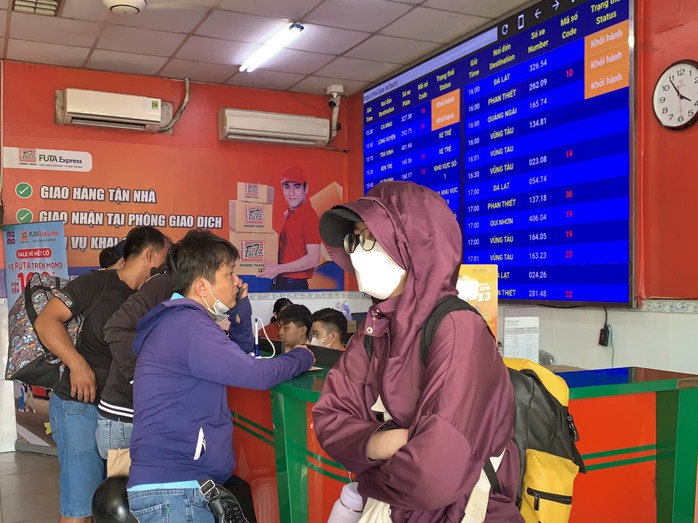 Hình ảnh 3 bến xe lớn ở TP HCM từ sáng đến trưa 28-4- Ảnh 1. Hình ảnh 3 bến xe lớn ở TP HCM từ sáng đến trưa 28-4- Ảnh 1.