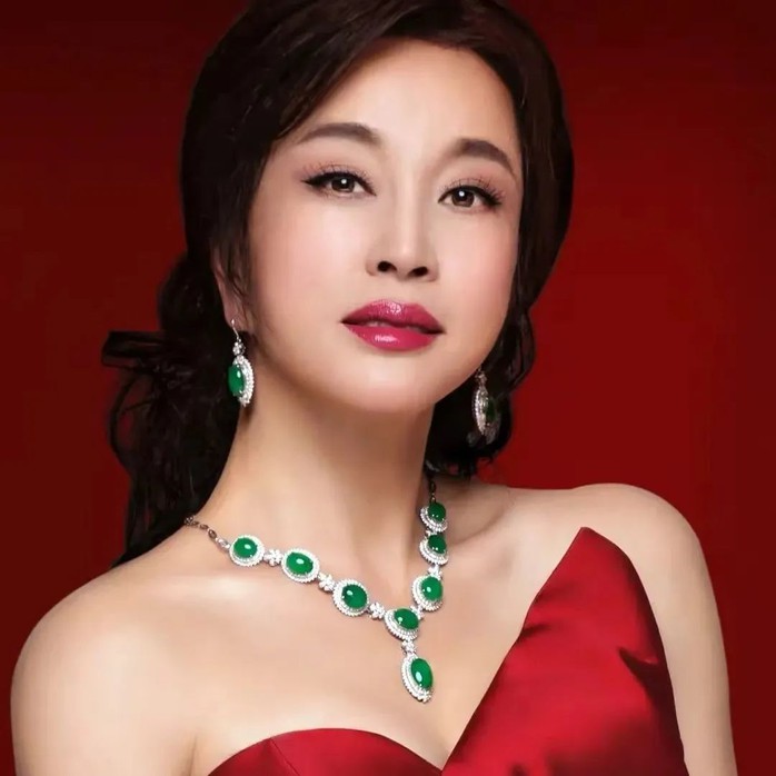 Loạt người đẹp trẻ trung kỳ lạ ở tuổi 60- Ảnh 8. Loạt người đẹp trẻ trung kỳ lạ ở tuổi 60- Ảnh 8.