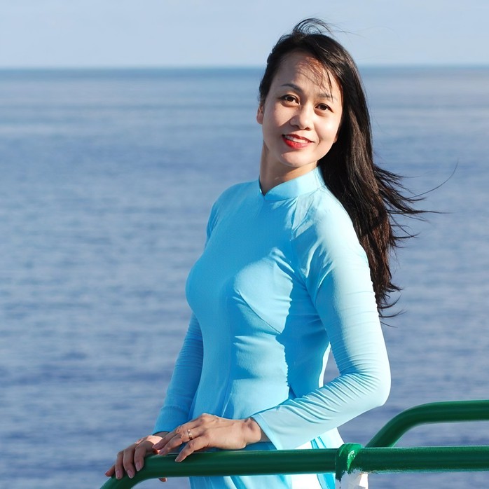 Bà Cao Hồng Vinh tại Trường Sa. (Ảnh do nhân vật cung cấp) Bà Cao Hồng Vinh tại Trường Sa. (Ảnh do nhân vật cung cấp)