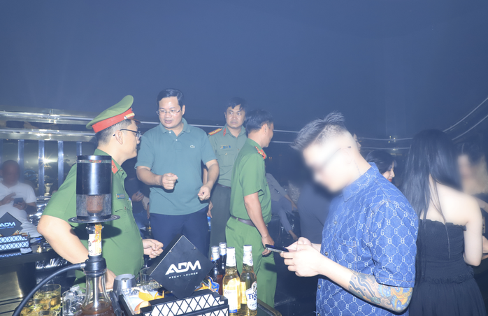 Công an Đồng Nai kiểm tra loạt quán bar, vũ trường, beer club “trá hình”- Ảnh 2. Công an Đồng Nai kiểm tra loạt quán bar, vũ trường, beer club “trá hình”- Ảnh 2.