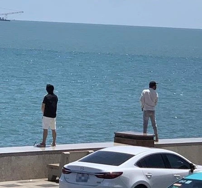Vụ du khách tè bậy trên kè biển Vũng Tàu gây bức xúc: Công an mời lên làm việc - Ảnh 2. Vụ du khách tè bậy trên kè biển Vũng Tàu gây bức xúc: Công an mời lên làm việc - Ảnh 2.