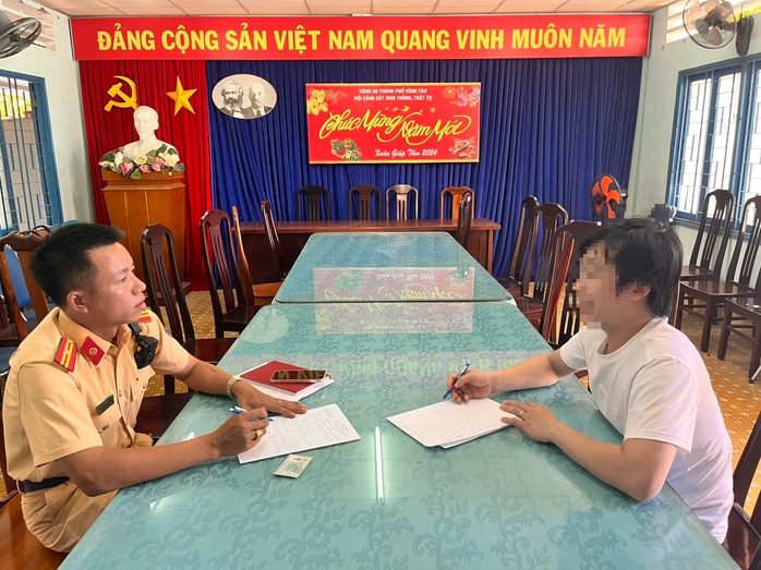 Vụ du khách tè bậy trên kè biển Vũng Tàu gây bức xúc: Công an mời lên làm việc - Ảnh 1. Vụ du khách tè bậy trên kè biển Vũng Tàu gây bức xúc: Công an mời lên làm việc - Ảnh 1.