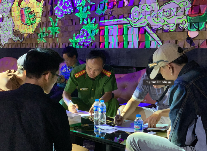 Công an Đồng Nai kiểm tra loạt quán bar, vũ trường, beer club “trá hình”- Ảnh 4. Công an Đồng Nai kiểm tra loạt quán bar, vũ trường, beer club “trá hình”- Ảnh 4.