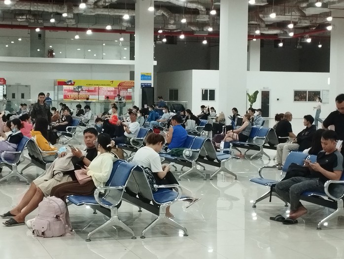 Hình ảnh 3 bến xe lớn ở TP HCM từ sáng đến trưa 28-4- Ảnh 8. Hình ảnh 3 bến xe lớn ở TP HCM từ sáng đến trưa 28-4- Ảnh 8.