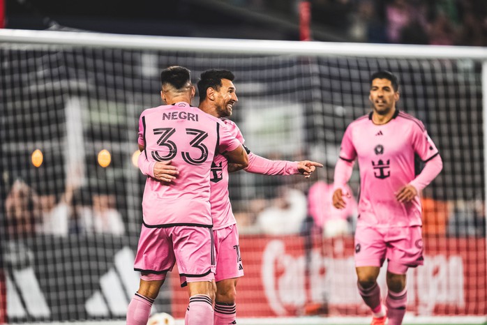 Messi ghi cú đúp giúp Inter Miami chiến thắng, lập kỷ lục vượt Ronaldo- Ảnh 2. Messi ghi cú đúp giúp Inter Miami chiến thắng, lập kỷ lục vượt Ronaldo- Ảnh 2.