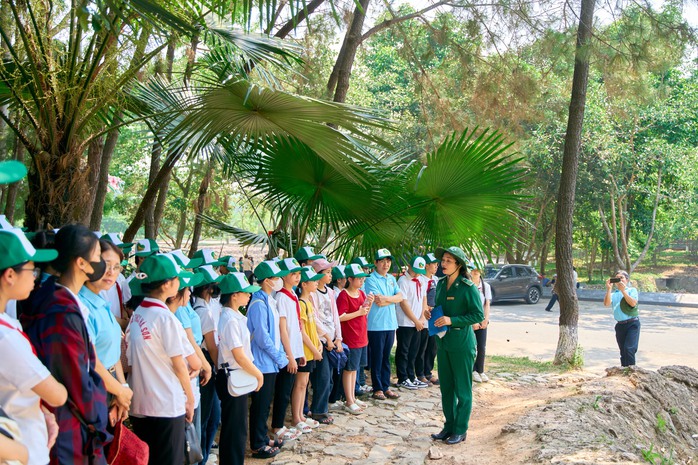 Hàng ngàn du khách vượt qua nắng nóng về ngã ba Đồng Lộc- Ảnh 2.