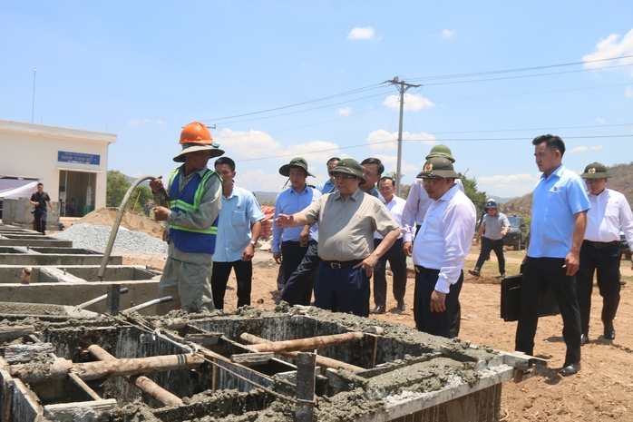 Thủ tướng xuống đồng trò chuyện cùng nông dân vùng hạn- Ảnh 6. Thủ tướng xuống đồng trò chuyện cùng nông dân vùng hạn- Ảnh 6.