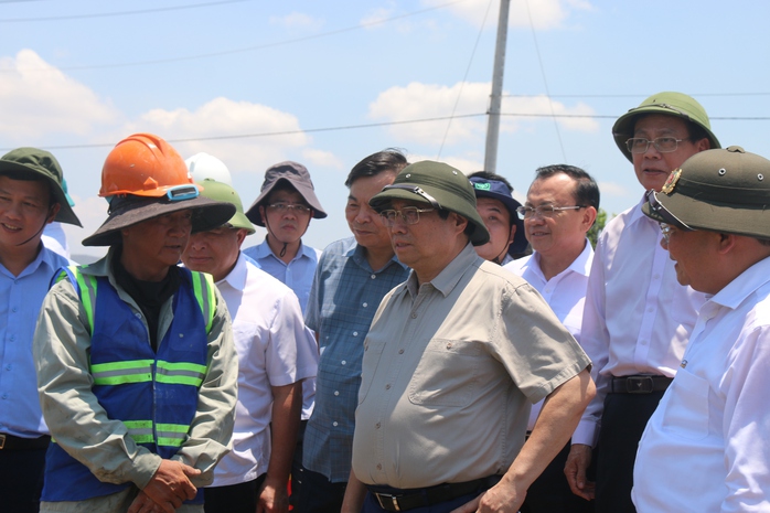 Thủ tướng xuống đồng trò chuyện cùng nông dân vùng hạn- Ảnh 5. Thủ tướng xuống đồng trò chuyện cùng nông dân vùng hạn- Ảnh 5.
