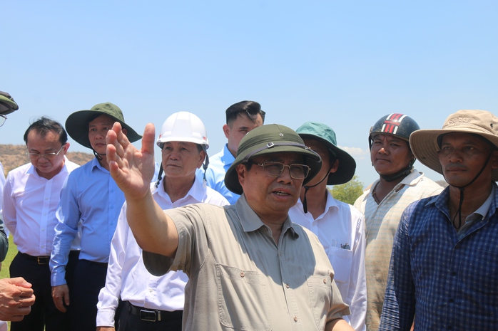 Thủ tướng xuống đồng trò chuyện cùng nông dân vùng hạn- Ảnh 2. Thủ tướng xuống đồng trò chuyện cùng nông dân vùng hạn- Ảnh 2.