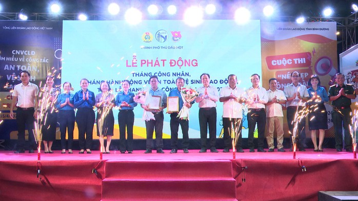 Công nhân được tặng quà, phiếu mua hàng 0 đồng trong Tháng Công nhân- Ảnh 2. Công nhân được tặng quà, phiếu mua hàng 0 đồng trong Tháng Công nhân- Ảnh 2.