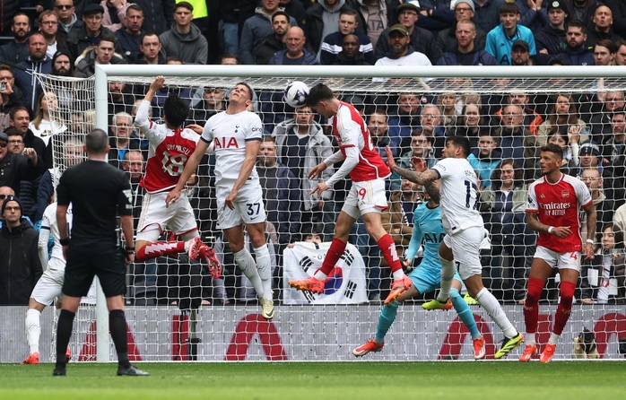 Arsenal thắng thót tim ở derby London, vững ngôi đầu Ngoại hạng Anh- Ảnh 4. Arsenal thắng thót tim ở derby London, vững ngôi đầu Ngoại hạng Anh- Ảnh 4.