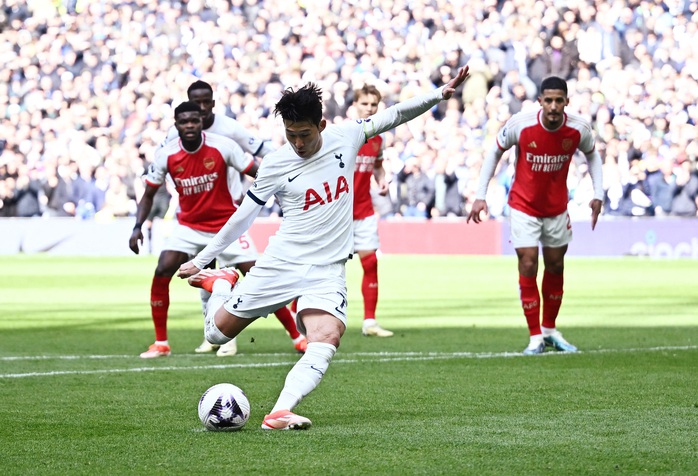 Arsenal thắng thót tim ở derby London, vững ngôi đầu Ngoại hạng Anh- Ảnh 6. Arsenal thắng thót tim ở derby London, vững ngôi đầu Ngoại hạng Anh- Ảnh 6.