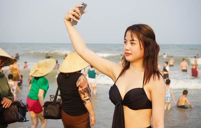 Biển Sầm Sơn "ken đặc" du khách tắm biển- Ảnh 13. Biển Sầm Sơn "ken đặc" du khách tắm biển- Ảnh 13.