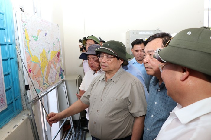Thủ tướng xuống đồng trò chuyện cùng nông dân vùng hạn- Ảnh 4. Thủ tướng xuống đồng trò chuyện cùng nông dân vùng hạn- Ảnh 4.