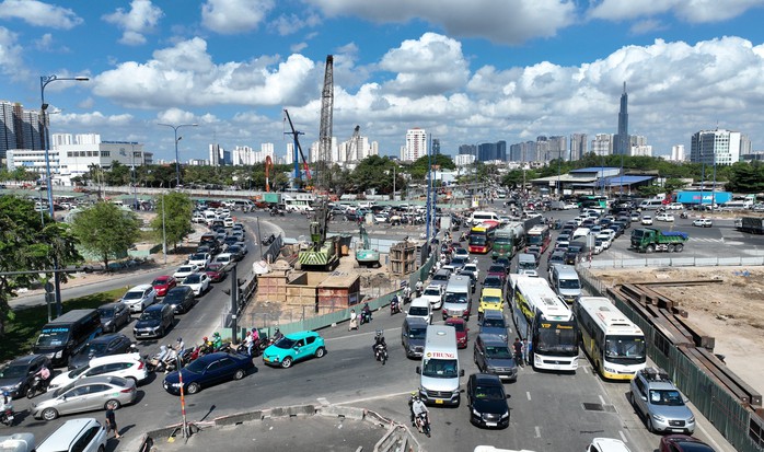 CSGT TP HCM lý giải tình trạng ô tô xếp hàng dài ở cửa ngõ phía Đông - Ảnh 1. CSGT TP HCM lý giải tình trạng ô tô xếp hàng dài ở cửa ngõ phía Đông - Ảnh 1.