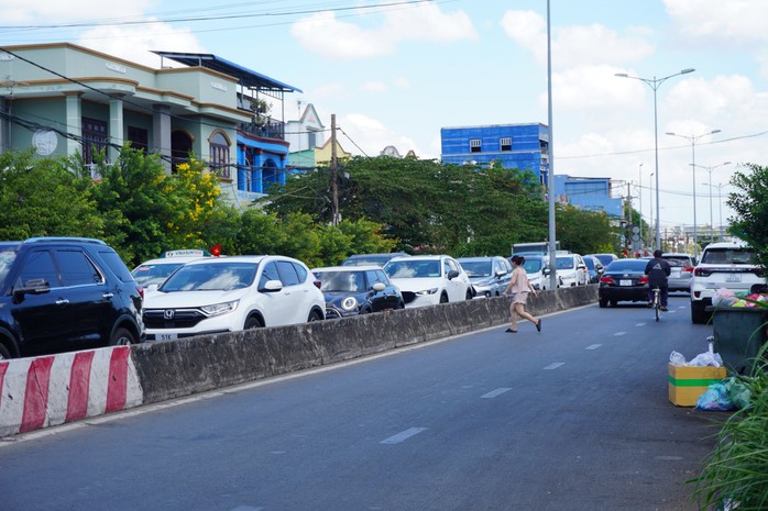 CSGT TP HCM lý giải tình trạng ô tô xếp hàng dài ở cửa ngõ phía Đông - Ảnh 2. CSGT TP HCM lý giải tình trạng ô tô xếp hàng dài ở cửa ngõ phía Đông - Ảnh 2.