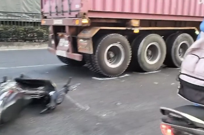 Tai nạn nghiêm trọng ở quận 12, TP HCM
- Ảnh 1. Tai nạn nghiêm trọng ở quận 12, TP HCM
- Ảnh 1.