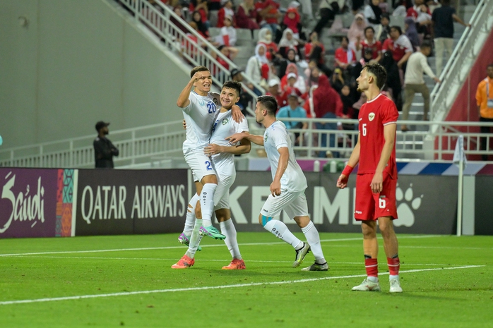 U23 Indonesia nhận 2 bàn thua và 1 thẻ đỏ, vé dự Olympic còn "treo"- Ảnh 3. U23 Indonesia nhận 2 bàn thua và 1 thẻ đỏ, vé dự Olympic còn "treo"- Ảnh 3.