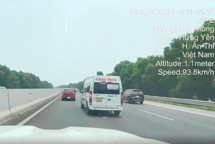 Tài xế xe khách Limousine liên tục lạng lách trên cao tốc- Ảnh 1. Tài xế xe khách Limousine liên tục lạng lách trên cao tốc- Ảnh 1.