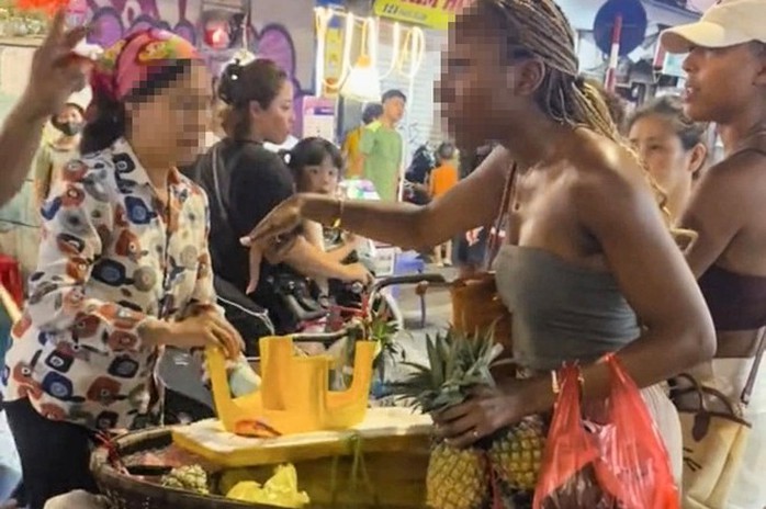 Thực hư thông tin nữ du khách nước ngoài bị "chặt chém" 3 quả dứa giá 500.000 đồng- Ảnh 1. Thực hư thông tin nữ du khách nước ngoài bị "chặt chém" 3 quả dứa giá 500.000 đồng- Ảnh 1.