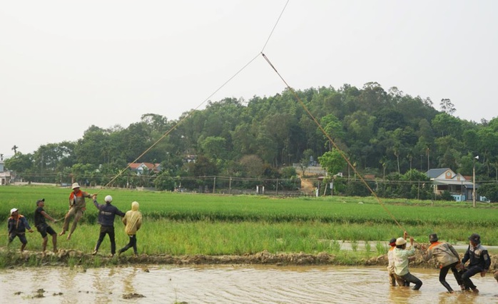 Công nhân "đội nắng" làm việc xuyên lễ trên công trường đường dây 500 kV- Ảnh 13.