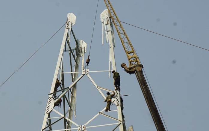 Công nhân "đội nắng" làm việc xuyên lễ trên công trường đường dây 500 kV- Ảnh 14.